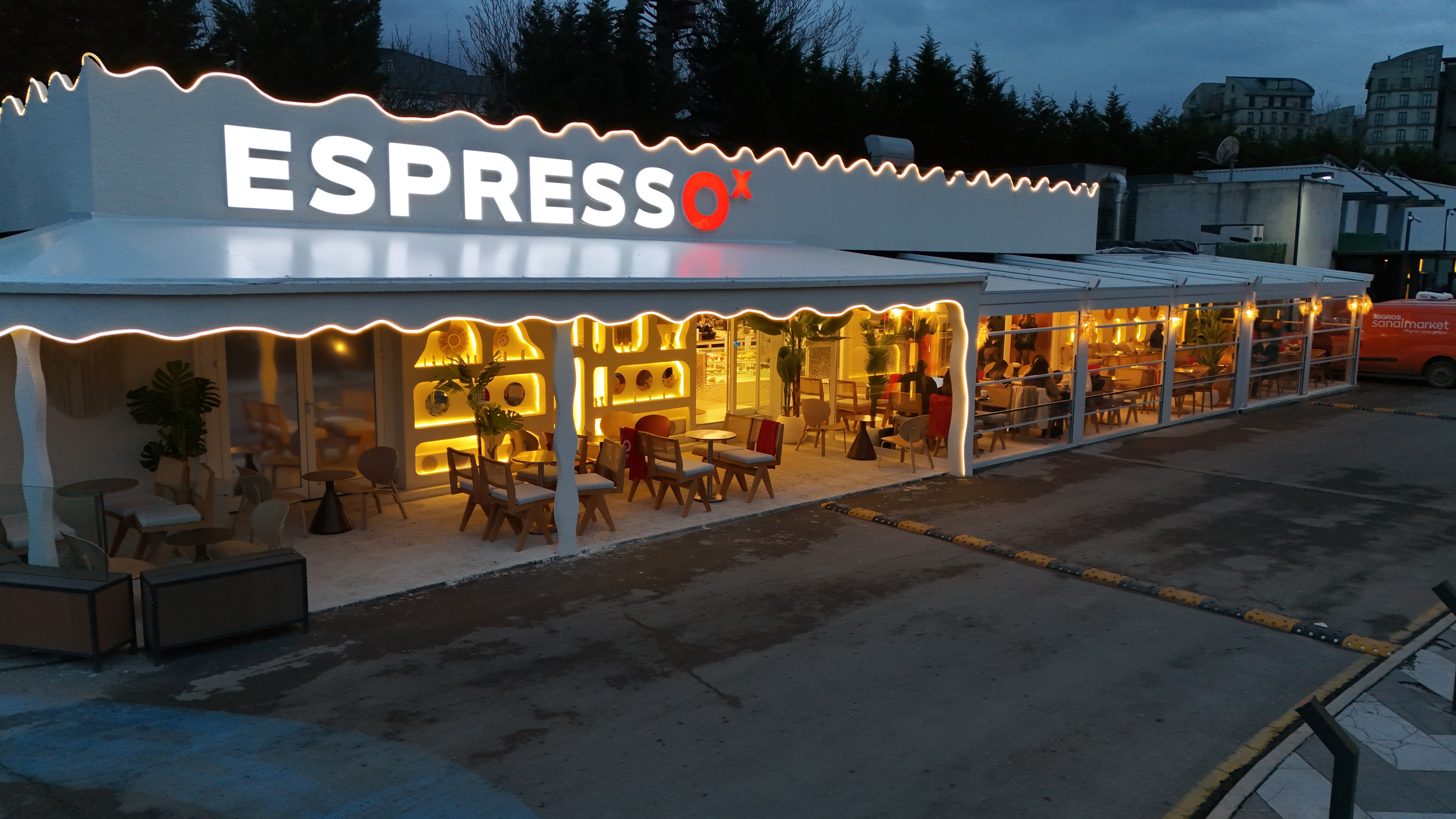 Espresso X şube dış mekan gece